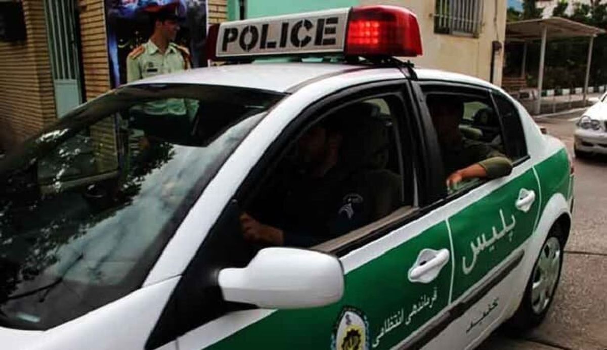 عکس یک افغانستانی با خودروی پلیس خبرساز شد( امروز چهارشنبه 4 مهر ) عکس یک افغانستانی با خودروی پلیس خبرساز شد( امروز چهارشنبه 4 مهر )