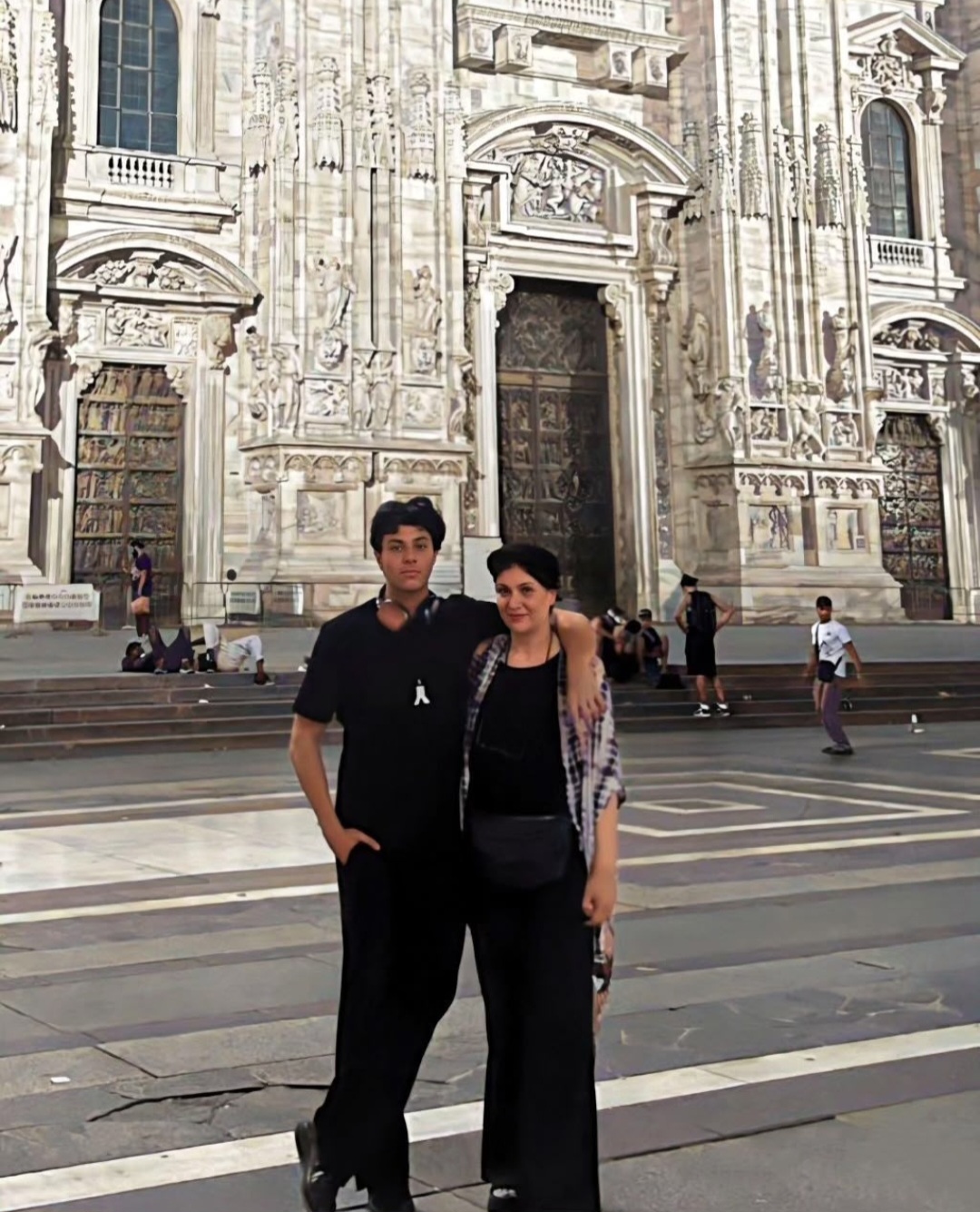 عکس داغ امروز | تصویری از استایل خیلی خارجی ریما رامین فر و پسرش در ایتالیا