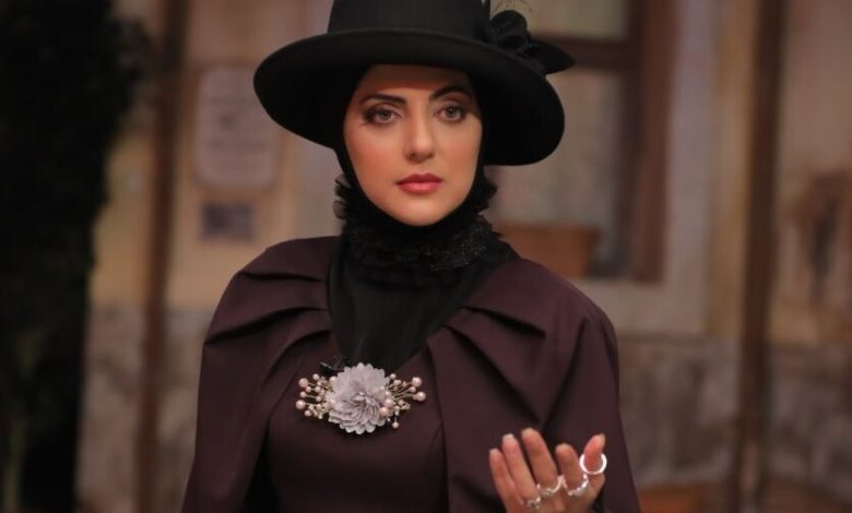 نگاه روز | تصویری از استایل عجیب هلیا امامی در یک مکان دلچسب