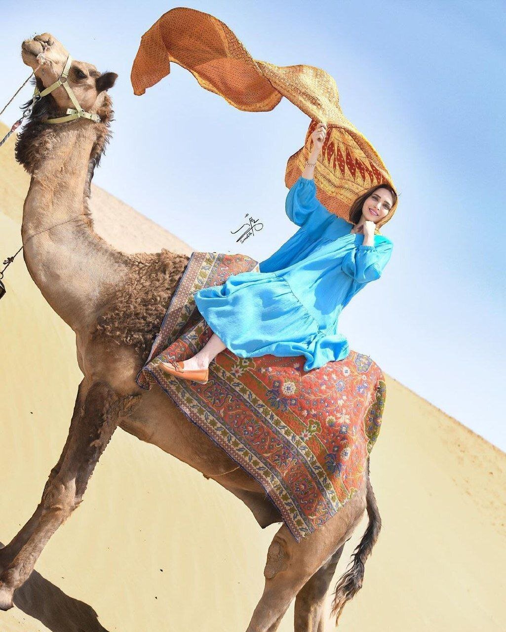 نگاه روز | شتر سواری بهنوش طباطبایی با رخ خیره کننده!