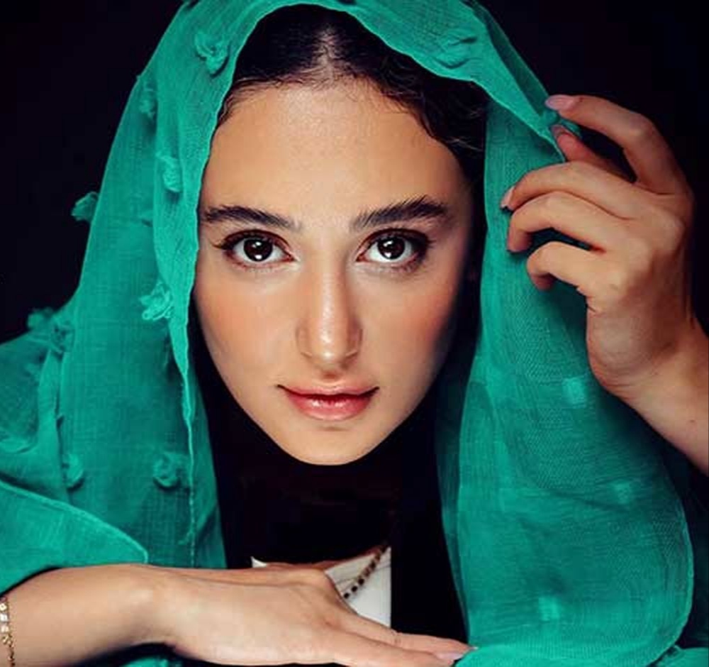 عکس داغ امروز | استایل شیک و مجلسی ساقی حاجی پور و خواهرش در اکران مردمی