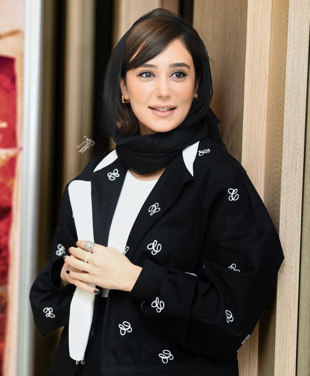 عکس داغ امروز | استایل شیک و مجلسی ساقی حاجی پور و خواهرش در اکران مردمی