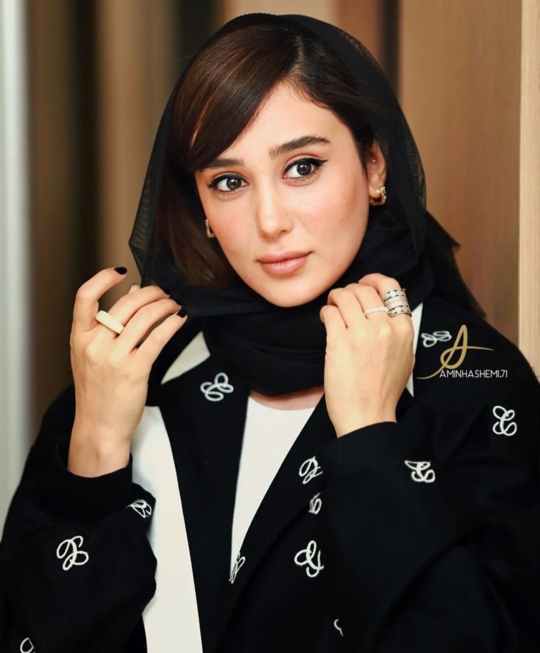 عکس داغ امروز | استایل شیک و مجلسی ساقی حاجی پور و خواهرش در اکران مردمی