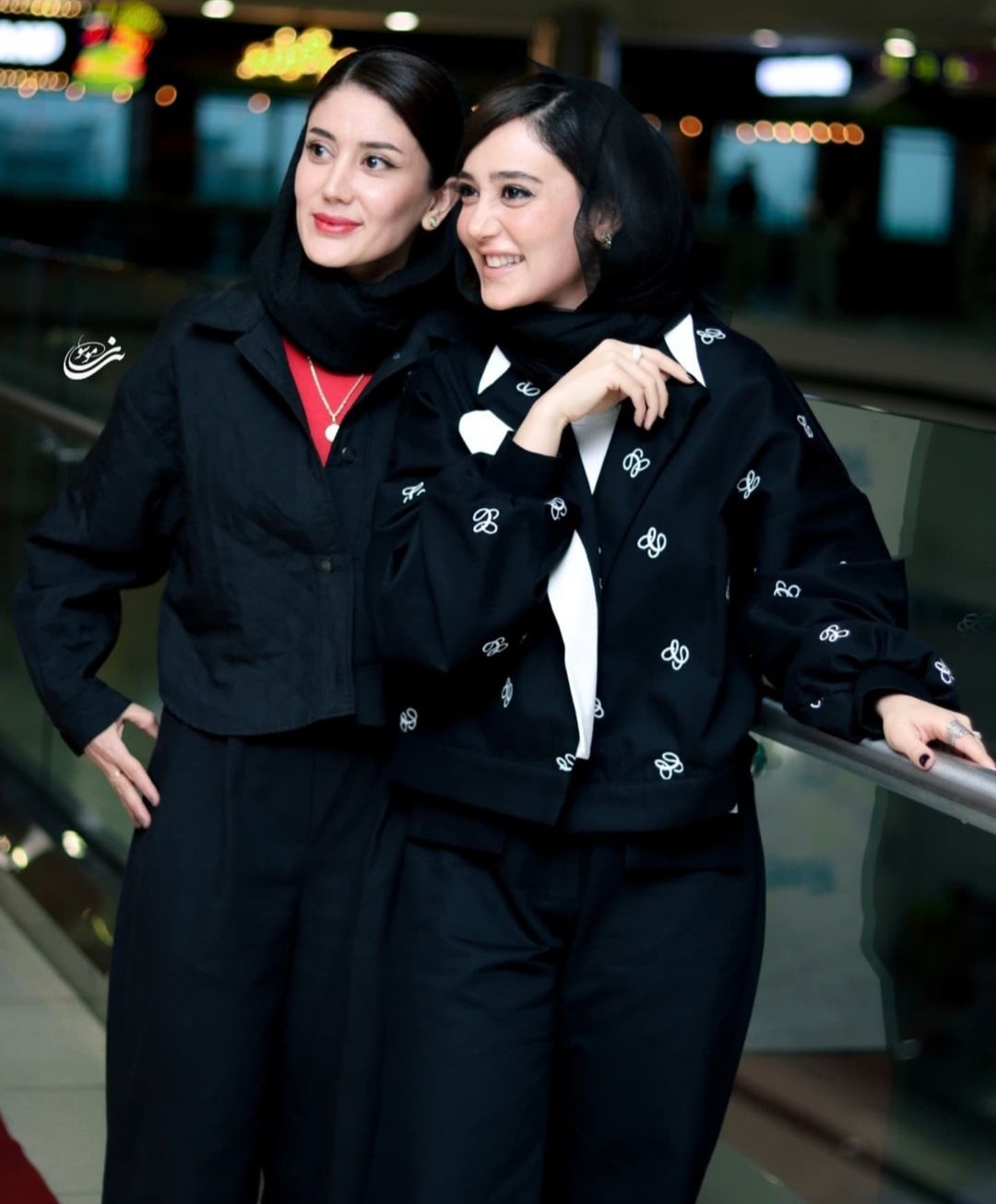 عکس داغ امروز | استایل شیک و مجلسی ساقی حاجی پور و خواهرش در اکران مردمی