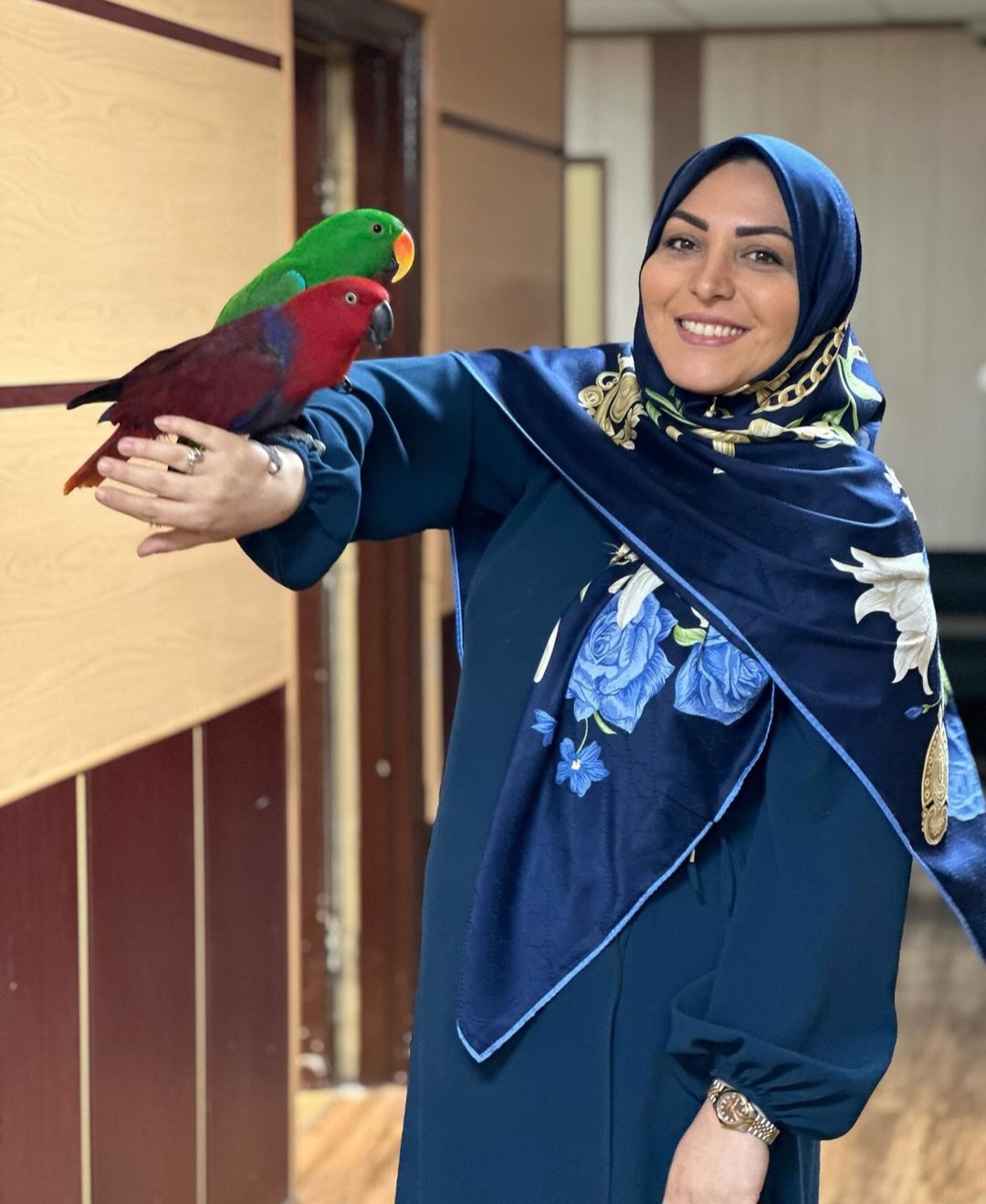 اتفاقی جالب از حضور مهمانان بازیگوش؛ بروی دست و شانه المیرا شریفی مقدم در برنامه اتفاقی جالب از حضور مهمانان بازیگوش؛ بروی دست و شانه المیرا شریفی مقدم در برنامه