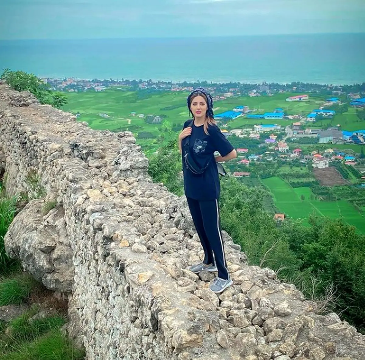 نگاه روز | تصویری از استایل عجیب هلیا امامی در یک مکان دلچسب