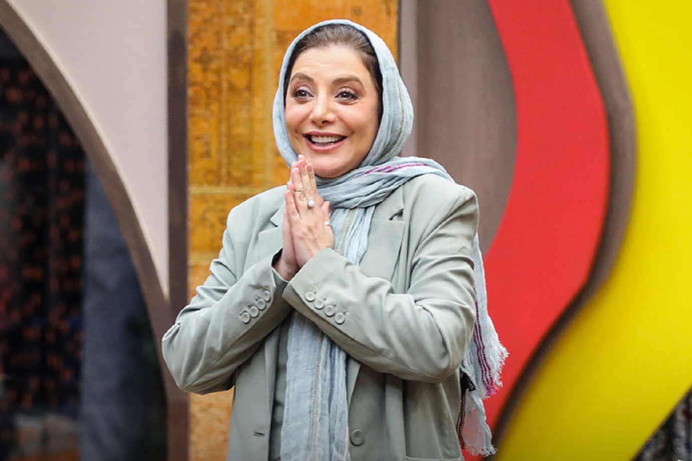 نگاه روز |استایل شیک و با کلاس خانم بازیگر جوکر در یک کافه