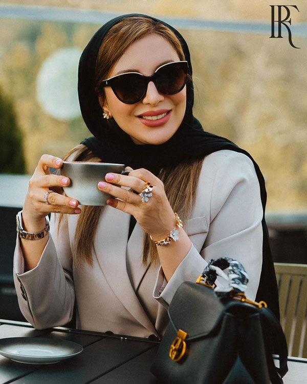 نگاه روز |استایل شیک و با کلاس خانم بازیگر جوکر در یک کافه