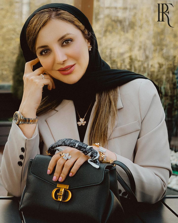 نگاه روز |استایل شیک و با کلاس خانم بازیگر جوکر در یک کافه