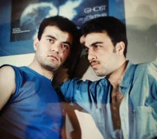 عکس داغ امروز | تصویری زیر خاکی؛ اوج جوانی رضا عطاران و سعید آقاخانی در دهه 60