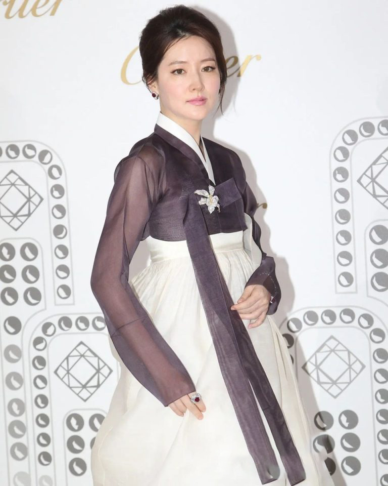 تاریخ وبگردی | استایل بی نظیر بازیگر زن سریال کره ای مشهور در سن 52 سالگی