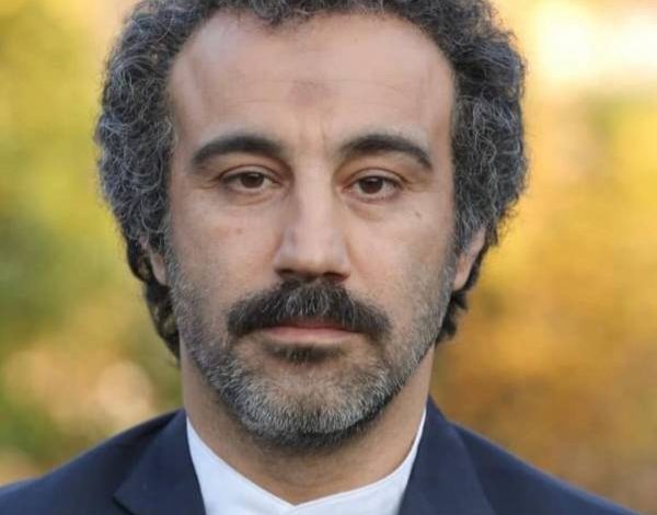 نگاه روز |چهرهٔ جالب و باورنکردنی نقی معمولی با گریم و استایل دهه شصتی نگاه روز |چهرهٔ جالب و باورنکردنی نقی معمولی با گریم و استایل دهه شصتی