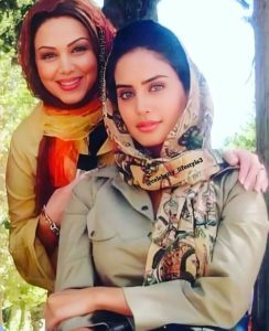 تاریخ وبگردی | قابی کمتر دیده نشده از الناز شاکردوست و بهنوش بختیاری تاریخ وبگردی | قابی کمتر دیده نشده از الناز شاکردوست و بهنوش بختیاری