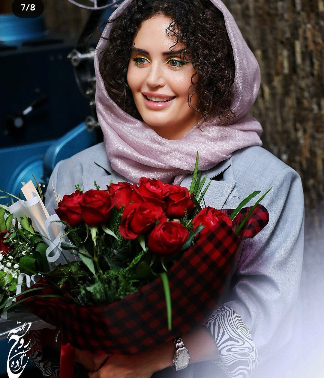 نگاه روز | الناز شاکر دوست با دسته گلی زیبا و سرخ /قابی معرکه