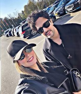 نگاه روز | تصویری کمتر دیده شده از تیپ و استایل همسر شاهرخ استخری در پی سفر به خارج از کشور