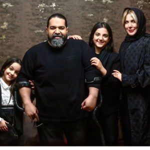 نگاه روز |تصویری جدید از «رضا صادقی» خواننده محبوب در کنار خانواده اش با استایلی مشکی