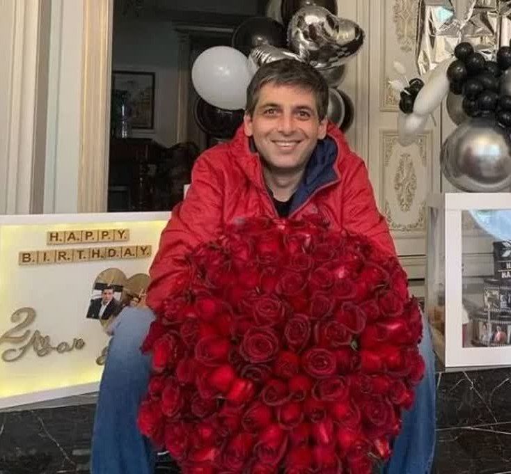 نگاه روز |تصویری از حمید گودرزی با دسته گلی از گل های قرمز