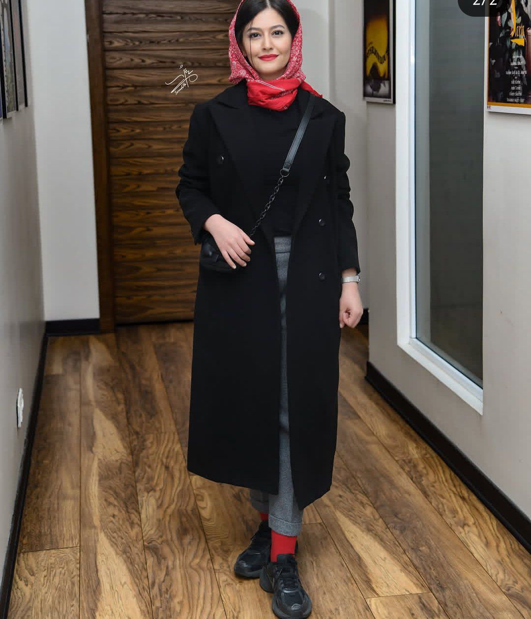 نگاه روز |تصویری از استایل زیبا و پوشش جسورانه پردیس احمدیه با جوراب و روسری قرمز