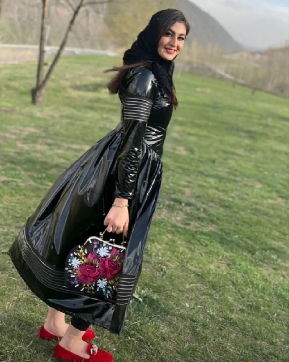 نگاه روز |نگاهی به استایل مریم مومن با ست چرم مشکی و کفش های قرمز در طبیعتی سرسبز و زیبا نگاه روز |نگاهی به استایل مریم مومن با ست چرم مشکی و کفش های قرمز در طبیعتی سرسبز و زیبا