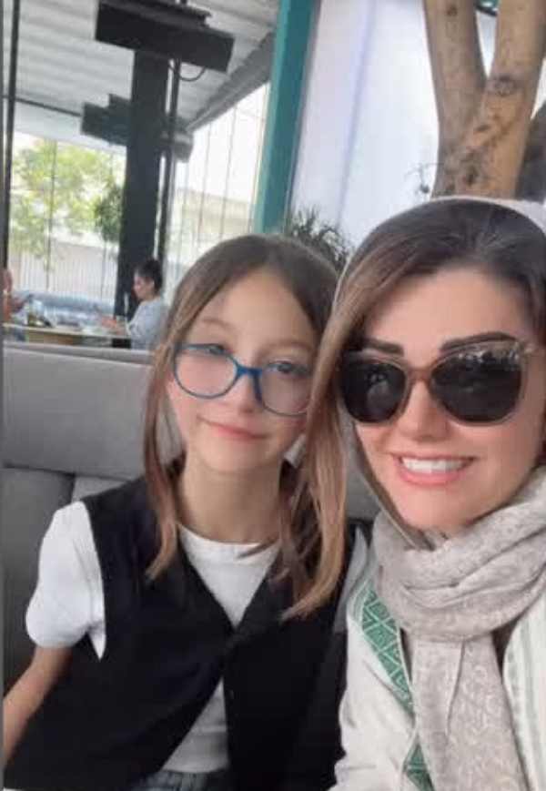 نگاه روز | کافه گردی نیلوفر استخری با برادرزاده اش