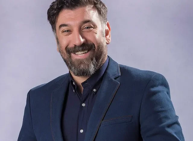 نگاه روز |تصویری از آخرین لبخند زنده یاد علی انصاریان در کنار رضا صادقی با حرکاتی عجیب