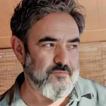 تاریخ وبگردی | عکس عاشقانه از حسن معجونی در کنار همسرش در مقابل دوربین عکاسان