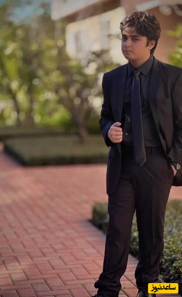 عکس داغ امروز | استایل جذاب و شیک پسر کوچیکه شهاب حسینی با کت و شلوار مشکی عکس داغ امروز | استایل جذاب و شیک پسر کوچیکه شهاب حسینی با کت و شلوار مشکی