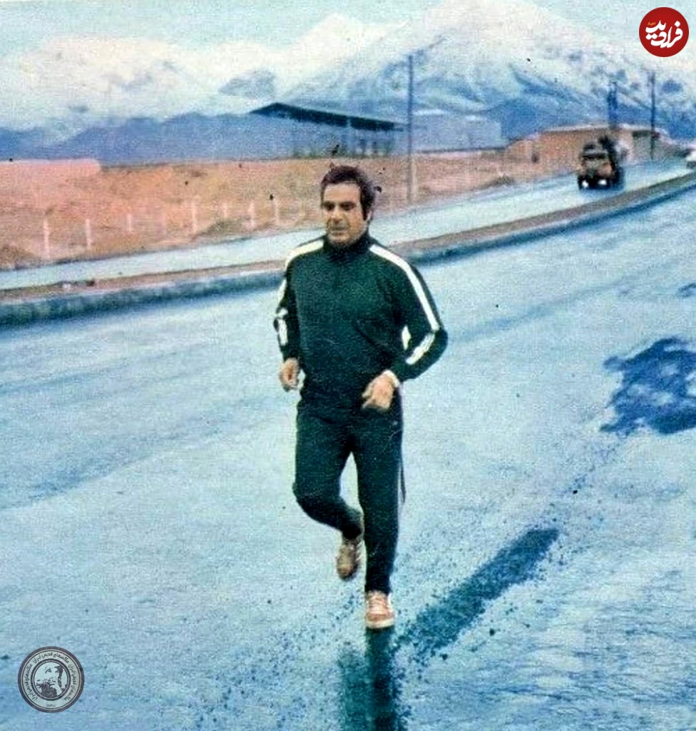 نگاه روز | تصویری زیبا و ورزشی از «ناصر ملک مطیعی» در حال دویدن در خیابان های تهران؛ سال 1356 نگاه روز | تصویری زیبا و ورزشی از «ناصر ملک مطیعی» در حال دویدن در خیابان های تهران؛ سال 1356