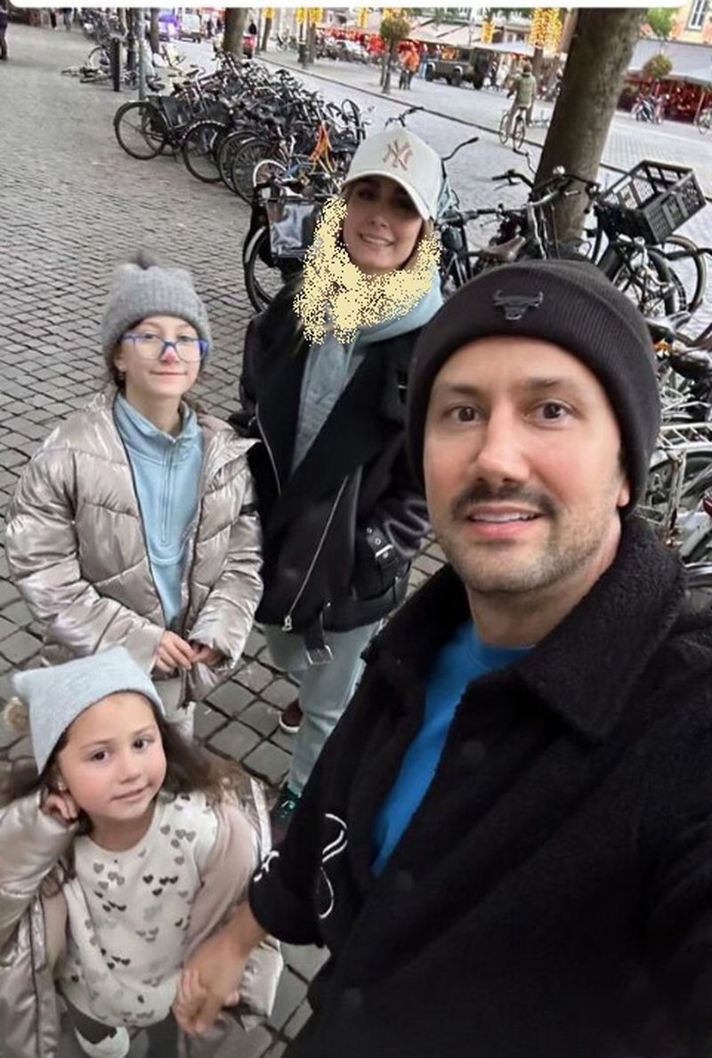 نگاه روز |تصویری جدیدی از شاهرخ استخری با همسر و دختران نازش با استایل خاص در بلژیک نگاه روز |تصویری جدیدی از شاهرخ استخری با همسر و دختران نازش با استایل خاص در بلژیک