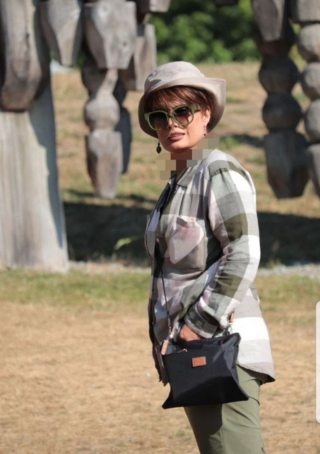 تاریخ وبگردی | استایل اروپایی و خاص عاطفه رضوی در 55 سالگی