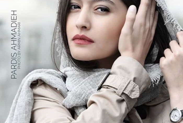 نگاه روز |تصویری از استایل زیبا و پوشش جسورانه پردیس احمدیه با جوراب و روسری قرمز