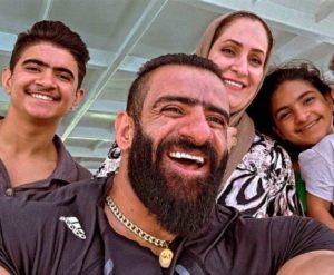 نگاه روز |قاب زیبا از خانواده پرجمعیت و صمیمی هادی چوپان در کنار همسر و فرزندانش / خانواده گرگ ایرانی و عقاب زیبا