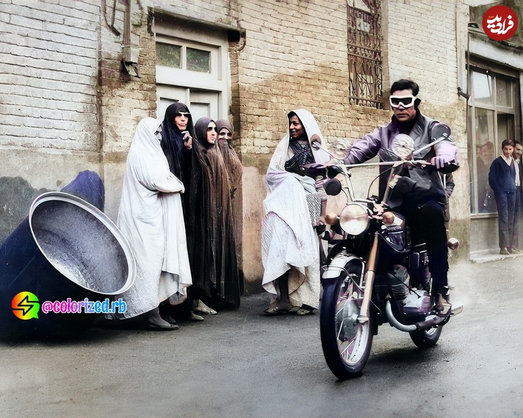 تیتر روز | دلبَری بهروز خان وثوقی پشت موتور زیبایش تیتر روز | دلبَری بهروز خان وثوقی پشت موتور زیبایش