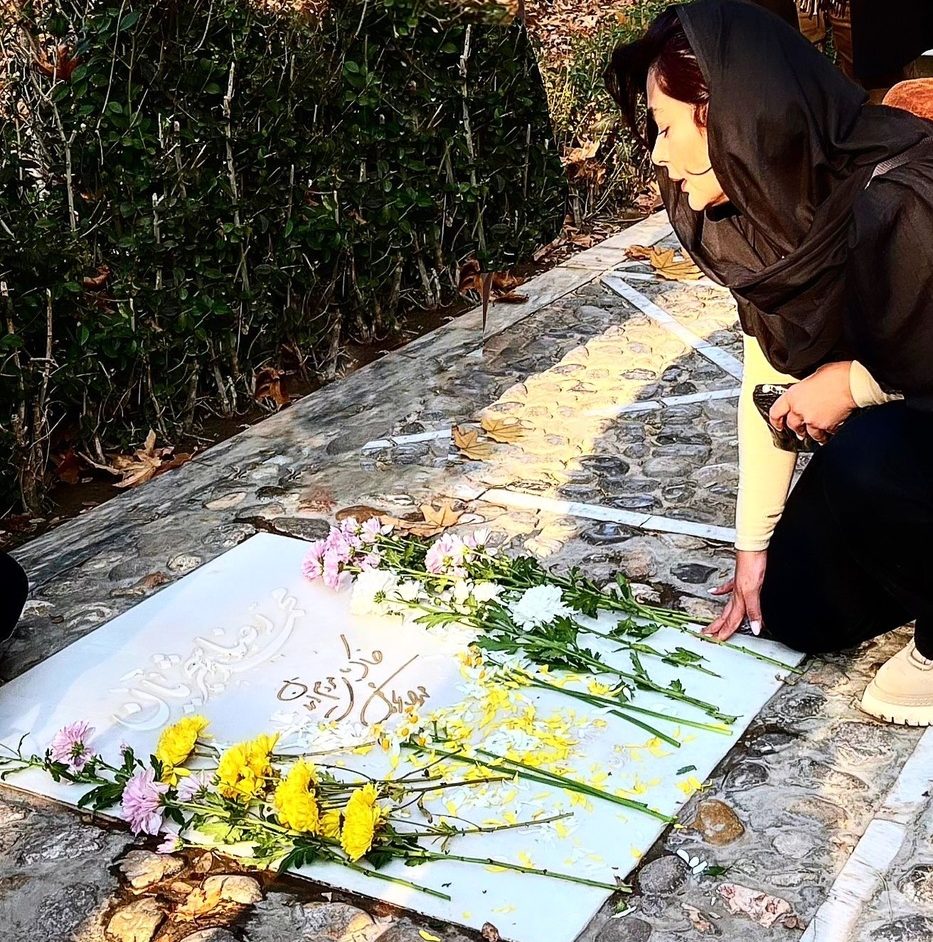 نگاه روز |تصویری از ارغوان مشکات بر سر مزار استاد شجریان