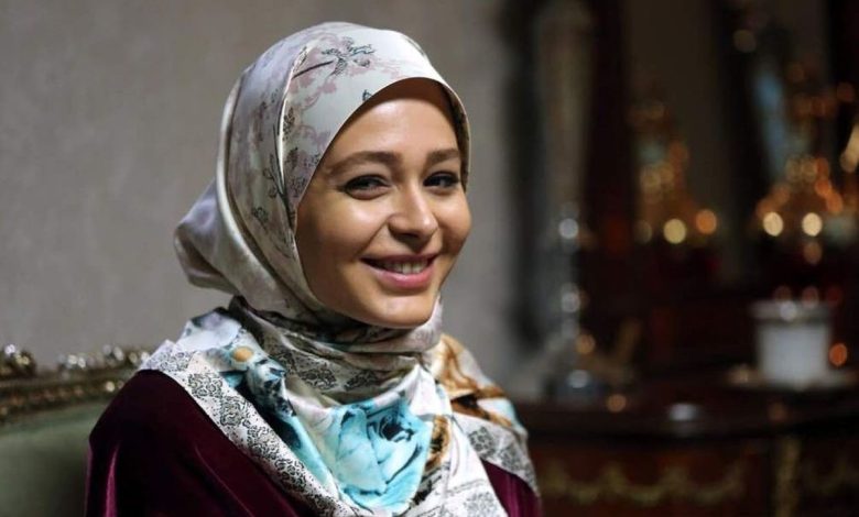 نگاه روز |تصویری از ارغوان مشکات بر سر مزار استاد شجریان