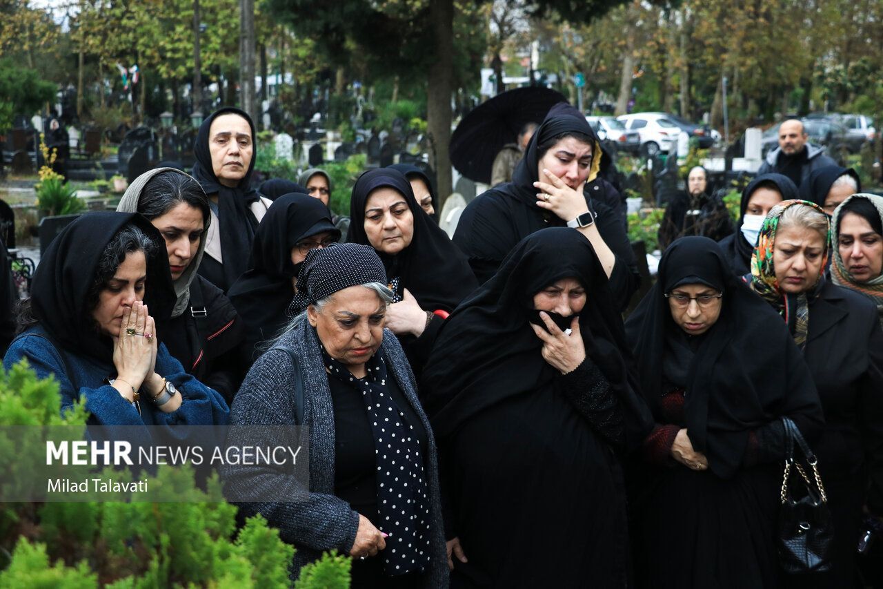 عکس امروز | تصاویری از تشییع و تدفین پیکر «حسین توشه»