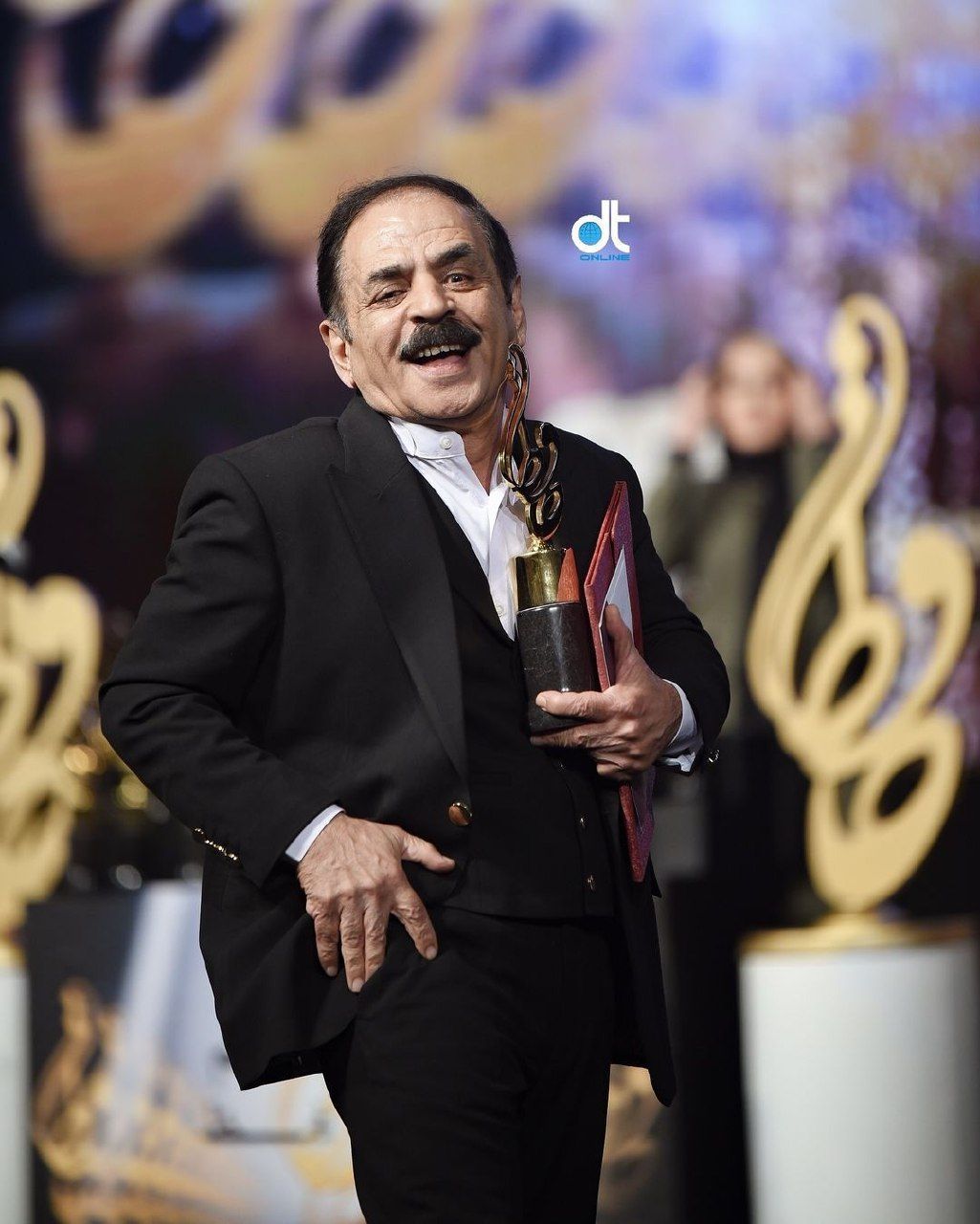 نگاه روز | ژست های خنده دار رشید آقا وقتیکه برنده جایزه بهترین کمدین می شود نگاه روز | ژست های خنده دار رشید آقا وقتیکه برنده جایزه بهترین کمدین می شود