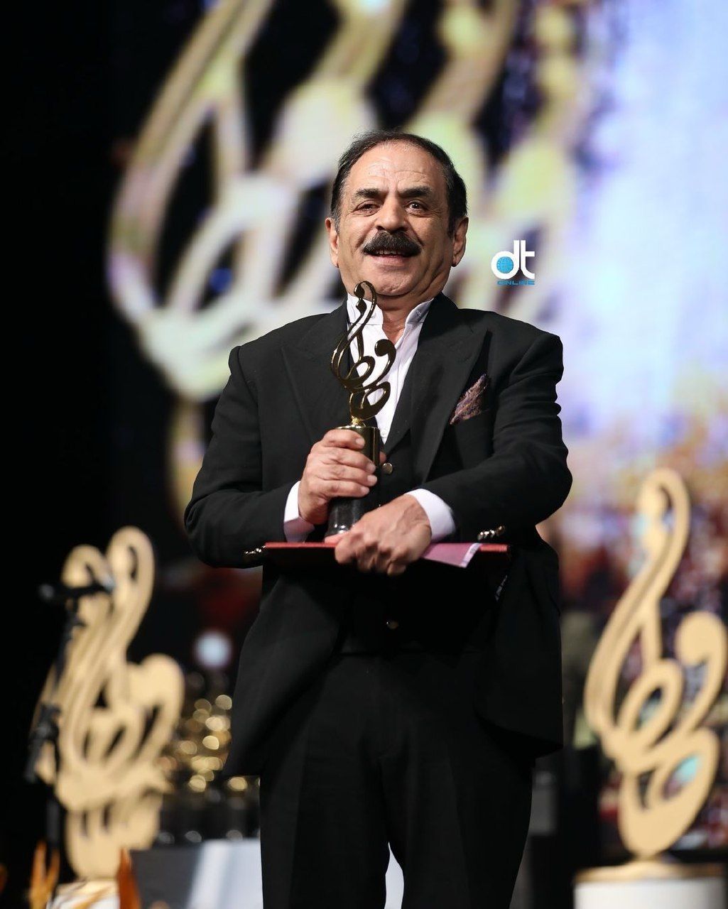 نگاه روز | ژست های خنده دار رشید آقا وقتیکه برنده جایزه بهترین کمدین می شود نگاه روز | ژست های خنده دار رشید آقا وقتیکه برنده جایزه بهترین کمدین می شود