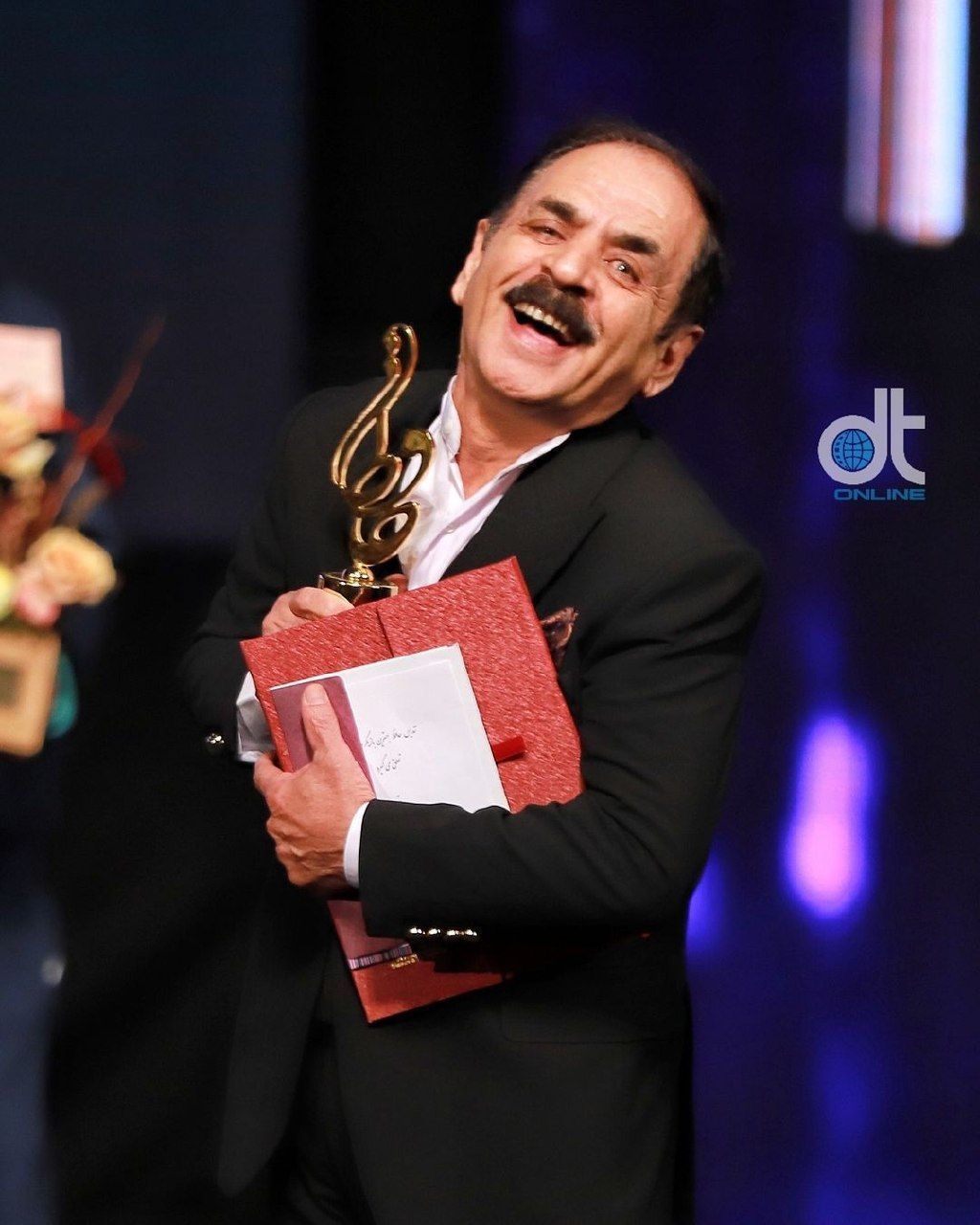 نگاه روز | ژست های خنده دار رشید آقا وقتیکه برنده جایزه بهترین کمدین می شود نگاه روز | ژست های خنده دار رشید آقا وقتیکه برنده جایزه بهترین کمدین می شود