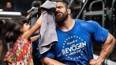 نگاه روز | قاب زیبا از خانواده پرجمعیت و صمیمی هادی چوپان در کنار همسر و فرزندانش / خانواده گرگ ایرانی و عقاب زیبا