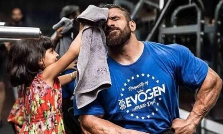 نگاه روز |قاب زیبا از خانواده پرجمعیت و صمیمی هادی چوپان در کنار همسر و فرزندانش / خانواده گرگ ایرانی و عقاب زیبا