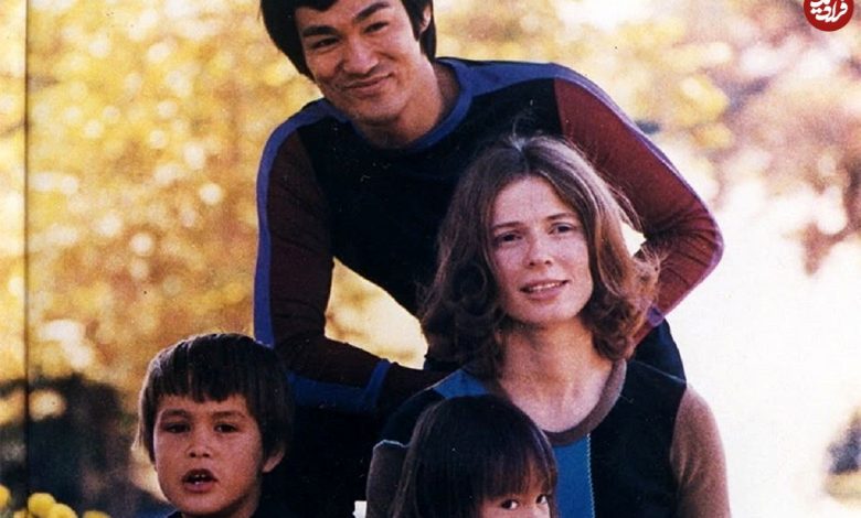 چهره ها در زمان ؛ «بروسلی با ریش مدل دار در کنار همسر وفرزندان اش»؛ سال 1970 (عکس) «بروسلی با ریش مدل دار در کنار همسر وفرزندان اش»؛ سال 1970