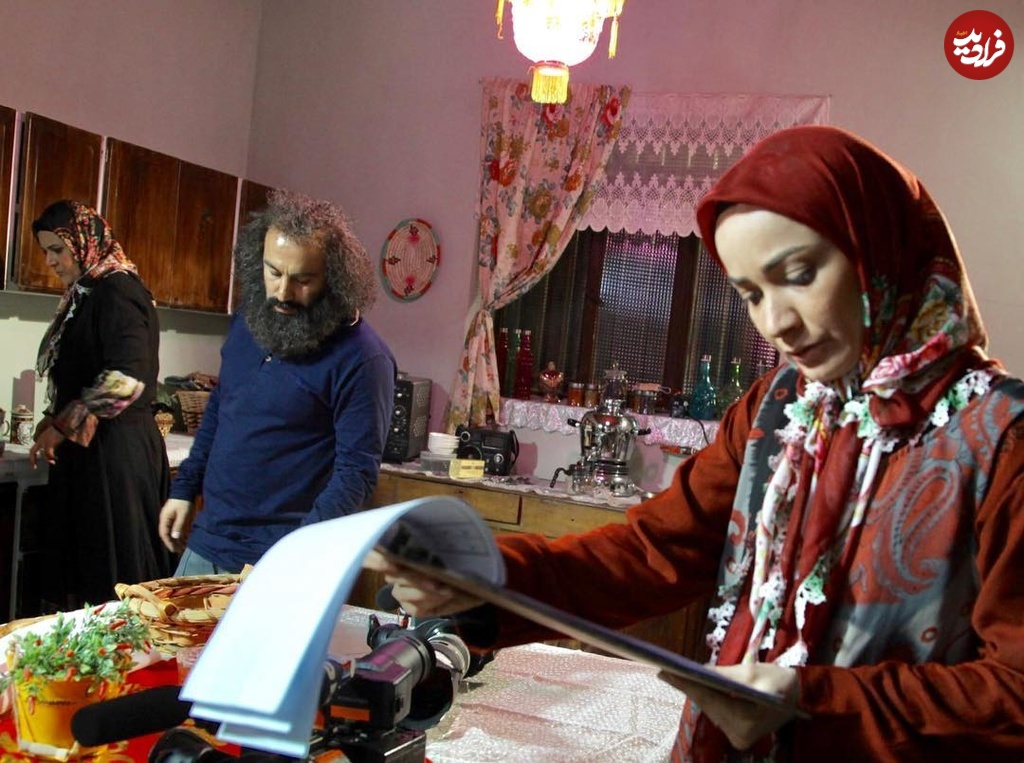 زمان وبگردی| عکس روز ؛ «نقی، هما و فهیمه» در پشت صحنه سریال پایتخت؛ سال 94 زمان وبگردی| عکس روز ؛ «نقی، هما و فهیمه» در پشت صحنه سریال پایتخت؛ سال 94