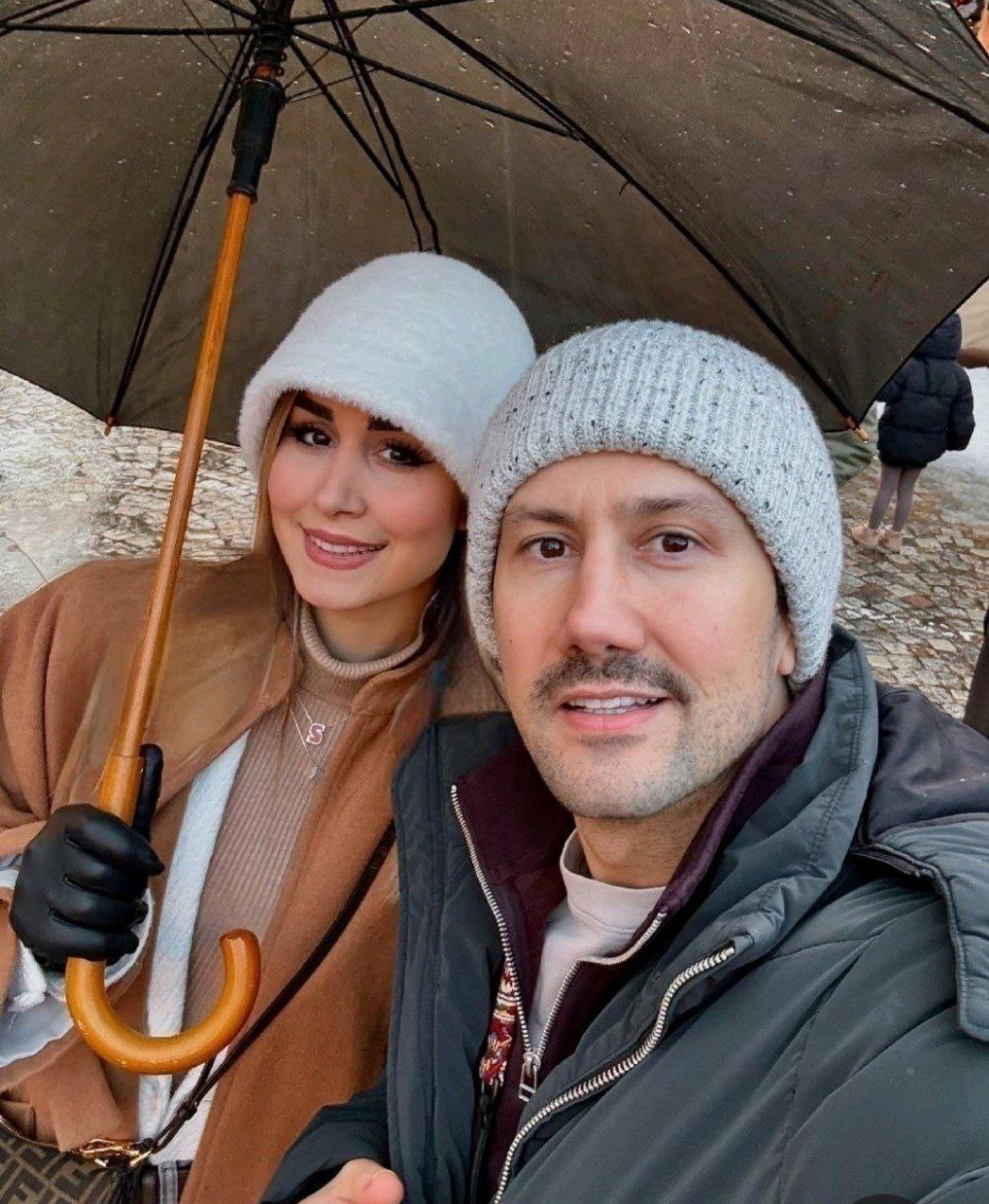 نگاه روز | عاشقانه‌های تازه شاهرخ استخری و همسرش در زیر باران با چتر