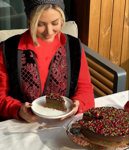 عکس امروز | رونمایی مینا مختاری همسر بهرام رادان از پسرکوچولوش، و کیک شب یلدایی/ مینا خانوم در انتخاب لباس یلدایی و دیزاین کیک واقعا منحصر بفرده عکس امروز | رونمایی مینا مختاری همسر بهرام رادان از پسرکوچولوش، و کیک شب یلدایی/ مینا خانوم در انتخاب لباس یلدایی و دیزاین کیک واقعا منحصر بفرده