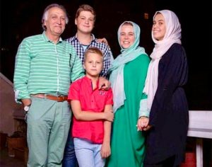 نگاه روز |رونمایی همسر واقعی و فرزندان احمد نجفی بازیگر نقش بهرام ادیب در فیلم هتل کارتون