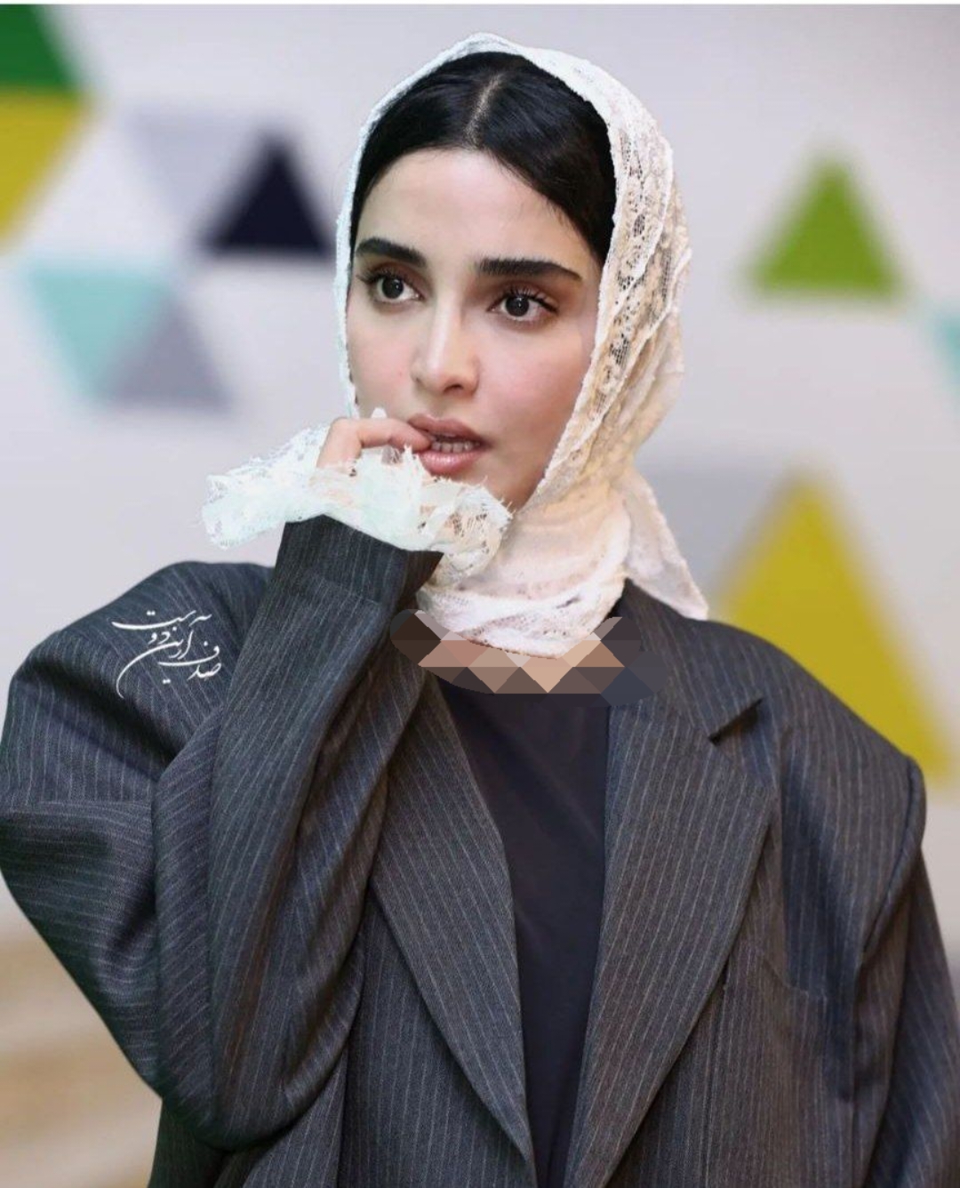 عکس داغ امروز | الهه حصاری با ژستی انگشت به دهن