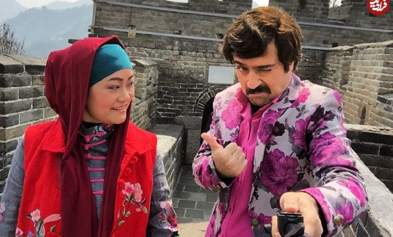 زمان وبگردی ؛ ژست بامزه «چوچانگ و ارسطو» سریال پایتخت در میان مردم چین؛ سال 93 (عکس) ژست بامزه «چوچانگ و ارسطو» سریال پایتخت در میان مردم چین؛ سال 93