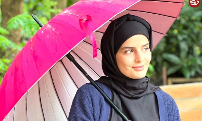 (عکس) سفر در زمان؛ ژست و چهره جالب «سوجان» در پشت صحنه سریال سوجان؛ سال 1402 (عکس) سفر در زمان؛ ژست و چهره جالب «سوجان» در پشت صحنه سریال سوجان؛ سال 1402