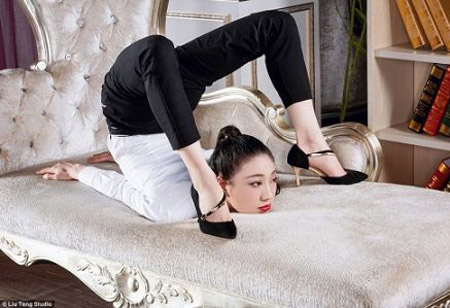 دختر زیبای چینی با بدنی عجیب و خارق العاده دختر زیبای چینی با بدنی عجیب و خارق العاده